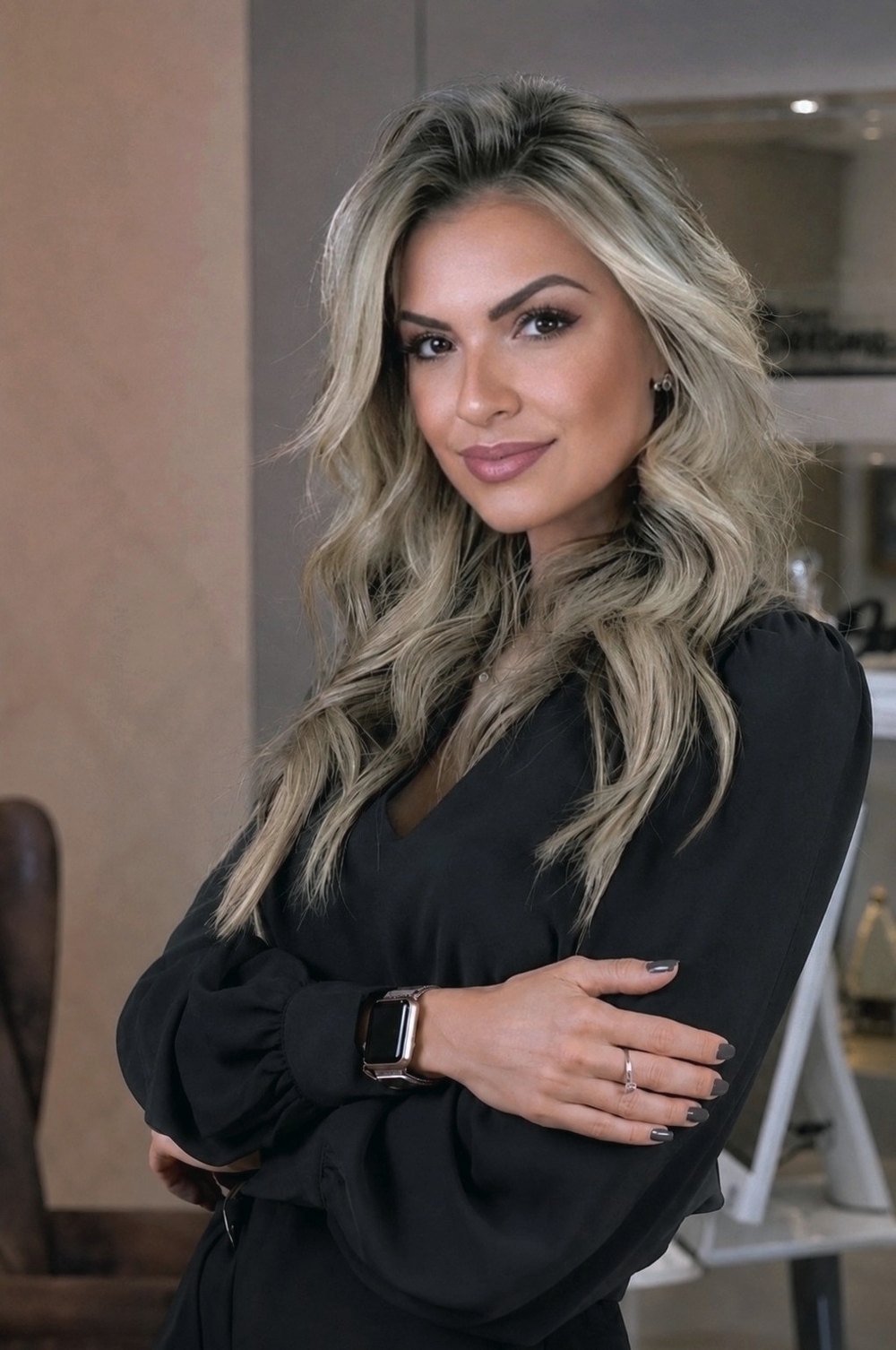 Natascha Arcos, advogada previdenciarista, em seu ambiente de trabalho.