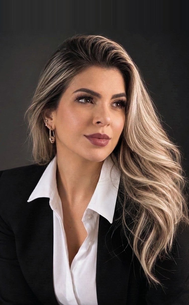 Natascha Arcos, advogada previdenciarista, em retrato de estúdio.